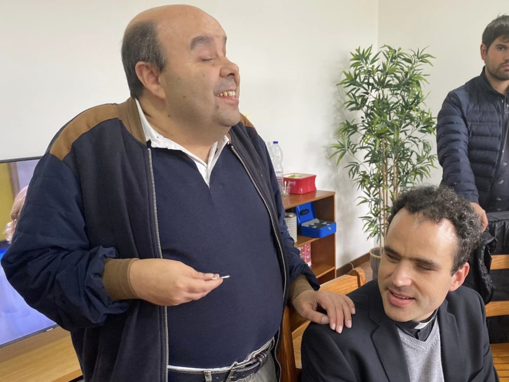 Padre José Tiago Varanda e o presidente Domingos Silva durante a visita à AADVDB